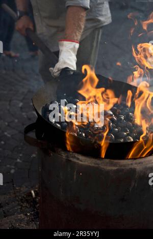 Castagne fritte in una padella grande Foto Stock