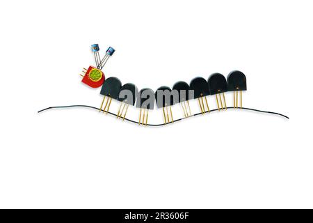 Componenti elettronici a forma di bruco su sfondo bianco. Foto Stock