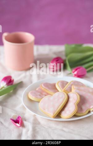 Biscotti rosa a forma di cuore per la Festa della mamma Foto Stock