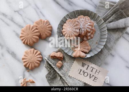 Biscotti al cioccolato senza glutine con zucchero a velo Foto Stock