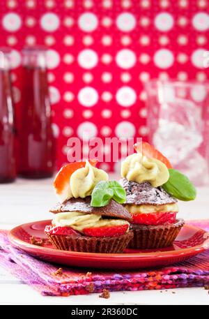 Tortini di fragole e cioccolato con condimento di lime e basilico Foto Stock