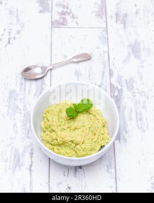 Hummus di piselli con menta piperita Foto Stock