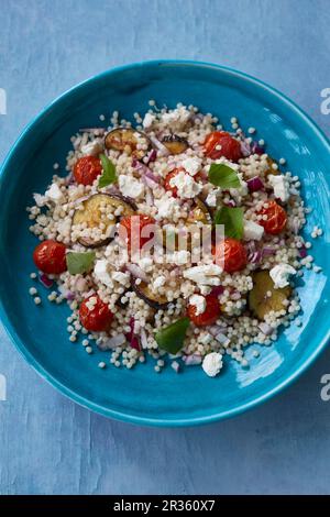 Insalata di couscous gigante con melanzane, pomodori, cipolle rosse e formaggio feta Foto Stock