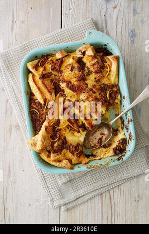 Budino di pane e burro con cioccolato e arancia (Inghilterra) Foto Stock