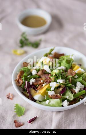 Insalata di asparagi con uova, pancetta e formaggio feta Foto Stock