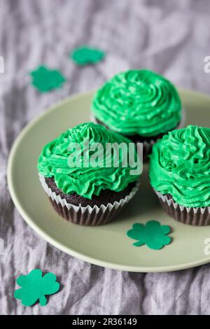 Cupcake con crema di burro verde per il giorno di San Patrizio Foto Stock