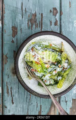 Stufare la verza con salsa di yogurt e caviale di salmone Foto Stock