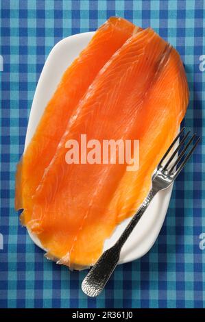 Due fette di salmone affumicato su un piatto (visto sopra) Foto Stock