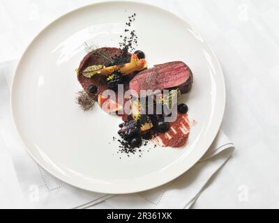 Filetto di cervo con fichi e frutti di bosco Foto Stock