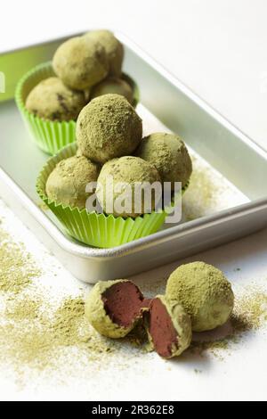 Tartufi di Matcha al cioccolato Foto Stock