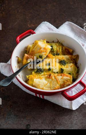 Crespelle con pesto di porro e basilico Foto Stock