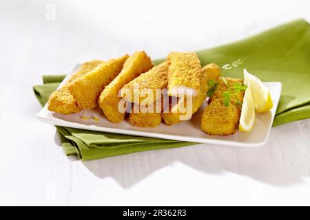 Fish barrette su un piatto di servizio Foto Stock