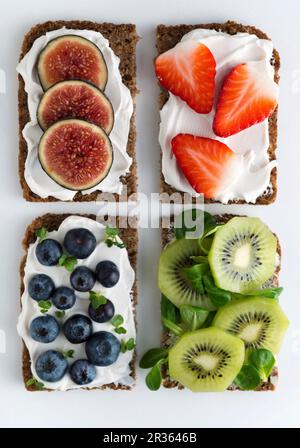 Panini integrali aperti con quark di soia e frutta varia Foto Stock