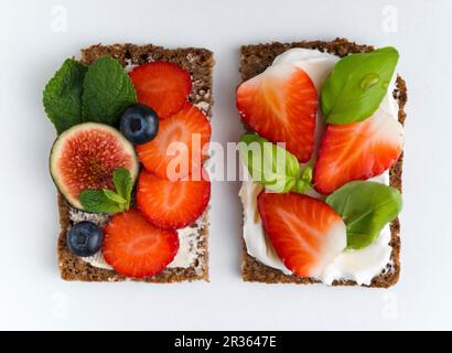 Panini interi aperti con quark di soia e frutta varia Foto Stock