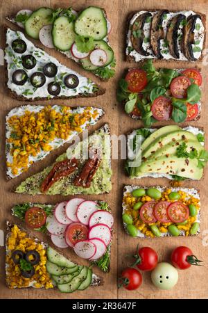 Sandwich integrali all'aperto con squali di soia e verdure varie Foto Stock