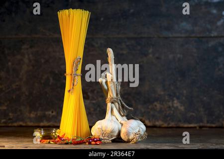 Ingredienti per un piatto di spaghetti con aglio, olio d'oliva e peperoncino Foto Stock