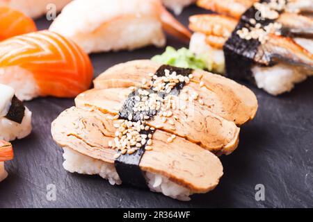 Tamago sushi con la frittata Foto Stock