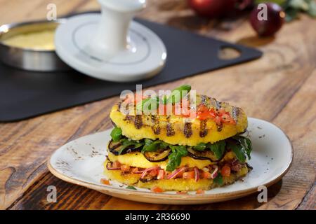 Polenta alla griglia e lasagne di melanzane Foto Stock