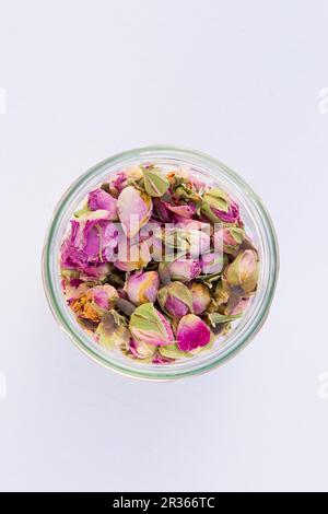 Petali di rosa secchi in un bicchiere Foto Stock