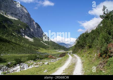 Escursioni a piedi nella Valle di Gleirsch, Monti Karwendel, Tirolo, Austria Foto Stock