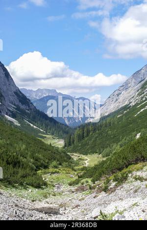 Escursioni a piedi nella Valle di Gleirsch, Monti Karwendel, Tirolo, Austria Foto Stock