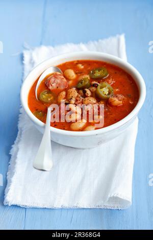 Uno stufato con pomodori, jalapeños, pancia di maiale affumicata, salsicce e fagioli Foto Stock