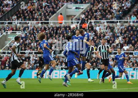 Newcastle, Regno Unito. 22nd maggio 2023Leicester Harry Souttar e Kiernan Dewsbury-Hall della città si sono chiariti durante la partita della Premier League tra Newcastle United e Leicester City a St. James's Park, Newcastle, lunedì 22nd maggio 2023. (Foto: Mark Fletcher | NOTIZIE MI) Credit: NOTIZIE MI & Sport /Alamy Live News Foto Stock