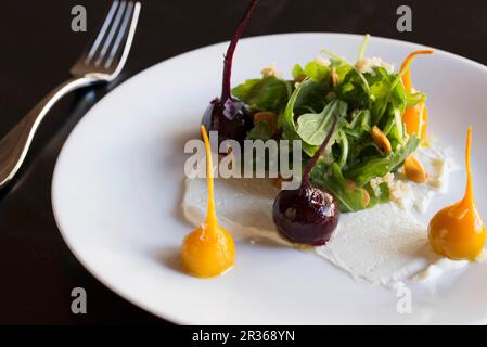 Insalata di barbabietole con mousse di formaggio di capra Foto Stock