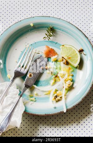 Un piatto pulito con posate Foto Stock