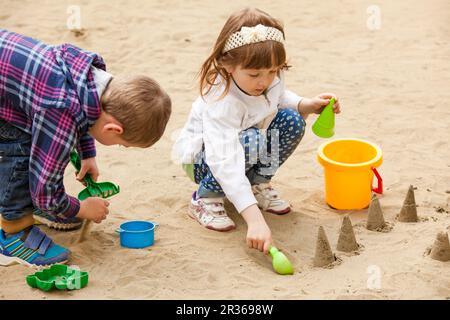 Bambini che giocano in una sandbox Foto Stock