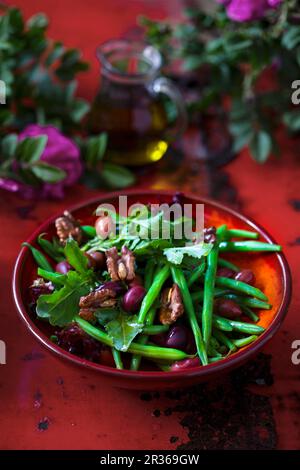 Insalata di fagioli verdi con rucola, olive e noci Foto Stock