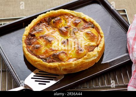 Cipolla e crostata di patate condito con formaggio fuso Foto Stock