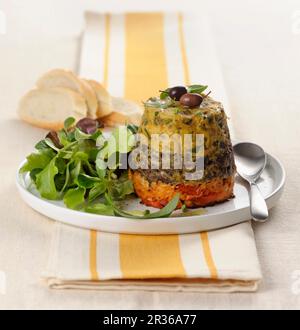 Una torta di verdure a tre strati con erbe, olive e pomodori Foto Stock