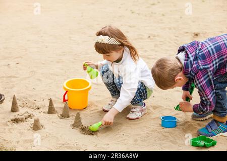 Bambini che giocano in una sandbox Foto Stock