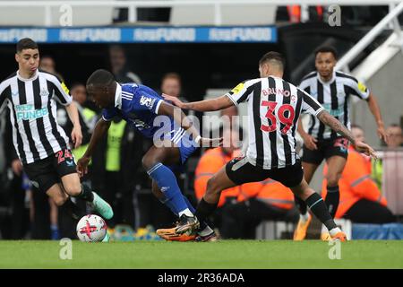 Newcastle, Regno Unito. 22nd maggio 2023Leicester il soumare di Boubakary della città batte con Bruno Guimaraes del Newcastle United durante la partita della Premier League tra Newcastle United e Leicester City a St. James's Park, Newcastle, lunedì 22nd maggio 2023. (Foto: Mark Fletcher | NOTIZIE MI) Credit: NOTIZIE MI & Sport /Alamy Live News Foto Stock