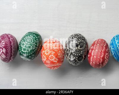Sorbian uova di Pasqua su una superficie bianca Foto Stock