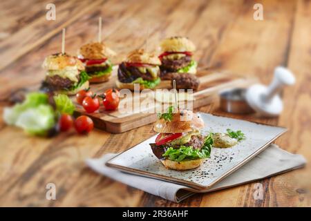 Mini hamburger con lattuga, pomodoro e formaggio Foto Stock