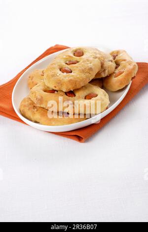 Mini focaccia con pancetta e mandorle Foto Stock