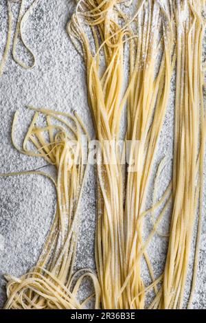 Tagliatelle appena fatte (vista dall'alto) Foto Stock