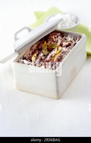 Acciughe conservate in sale Foto Stock