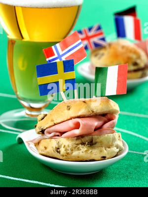 Focaccine alle olive con mortadella, bandiere e decorazioni calcistiche Foto Stock