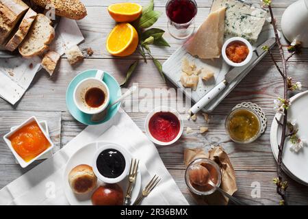 Vari tipi di marmellate e gelatine con formaggio e pane Foto Stock