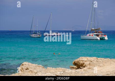 barche ancorate di fronte a SA Sequi, SA Savina , Parco Naturale di ses Salines de Ibiza e Formentera, Formentera, isole baleari, Spagna. Foto Stock