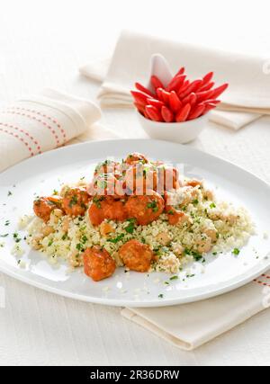 Couscous con polpette in salsa di pomodoro Foto Stock