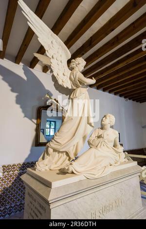 escultura realizada por Tantardini en memoria de Vratislav Vyborny, primer secretario de Luis Salvador de Austria, Monasterio de Miramar, Valldemossa, fundado en 1276 por Jaume II, a petición de Ramon Llull, Mallorca, Isole baleari, spagna, europa. Foto Stock