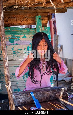 Niña lavandose el pelo, Aldea de Yacón, San Sebastián Lemoa, municipio de Chichicastenango , Quiché, Guatemala, America centrale. Foto Stock