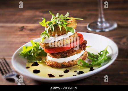 Una pila di melanzane fritte a fette, mozzarella e pomodoro Foto Stock