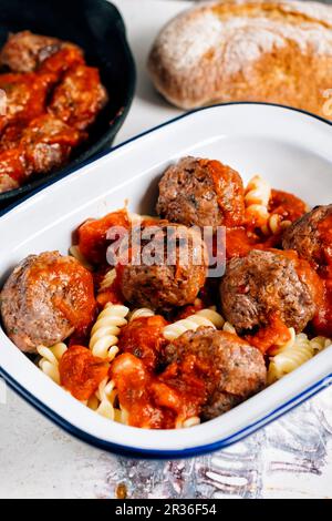 Fusilli con polpette e salsa di pomodoro Foto Stock