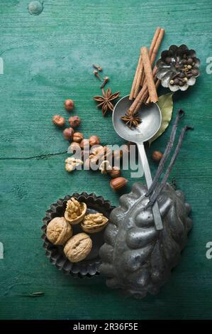 Natalizie varie spezie e dadi in teglie su un rustico di una superficie di legno Foto Stock