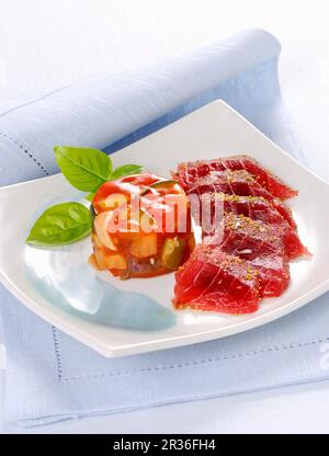 Tonno crudo con una gelatina di ratatouille Foto Stock
